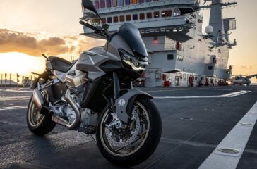 Moto Guzzi wird auf der EICMA die neue V100 Mandello auch als Sondermodell „Aviazione Navale“ präsentieren