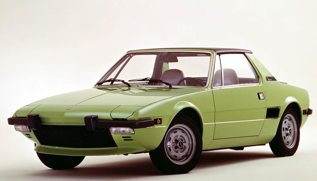 Molto bene dank Mittelmotor und Bertone, meinten Fachjournalisten bei der Premiere des Fiat X1/9 im Herbst 1972