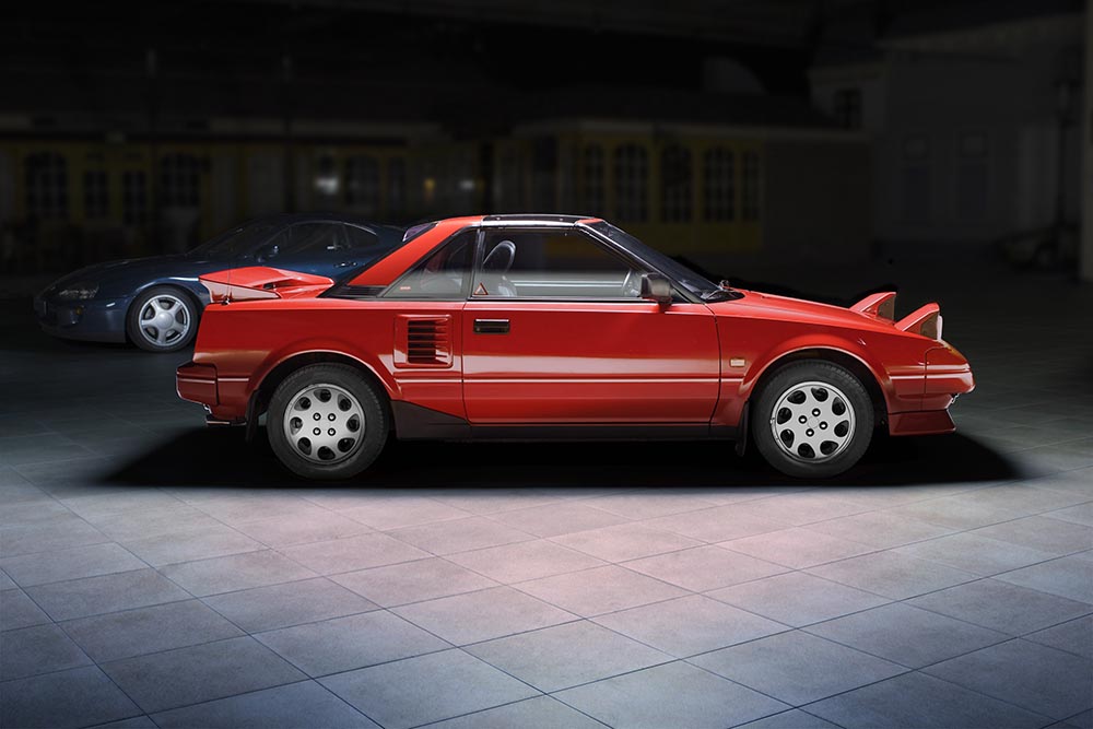 Der Serienstart des Toyota MR2 erfolgte 1984, bei seiner Entwicklung diente der Fiat X1/9 als Referenzmodell.