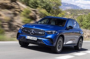Mercedes-Benz GLC 400 e 4MATIC (Krafstoffverbrauch gewichtet, kombiniert (WLTP): 0,6-0,5 l/100 km, CO2-Emissionen gewichtet, kombiniert (WLTP): 15-12 g/km, Stromverbrauch gewichtet, kombiniert (WLTP): 22,5-20,4 kWh/100 km; alle Werte sind vorläufig); Exterieur: spectralblau, AMG Line; Interieur: Ledernachbildung ARTICO nevagrau/schwarz, AMG Line // Mercedes-Benz GLC 400 e 4MATIC (weighted/combined fuel comsumption (WLTP): 0.6-0.5 l/100 km,weighted/combined CO2 emissions: 15-12 g/km, weighted/combined power consumption: 22.5-20.4 kWh/100 km; all figures are provisional); exterior: spectral blue, AMG Line; interior: ARTICO man-made leather neva grey/black, AMG Line