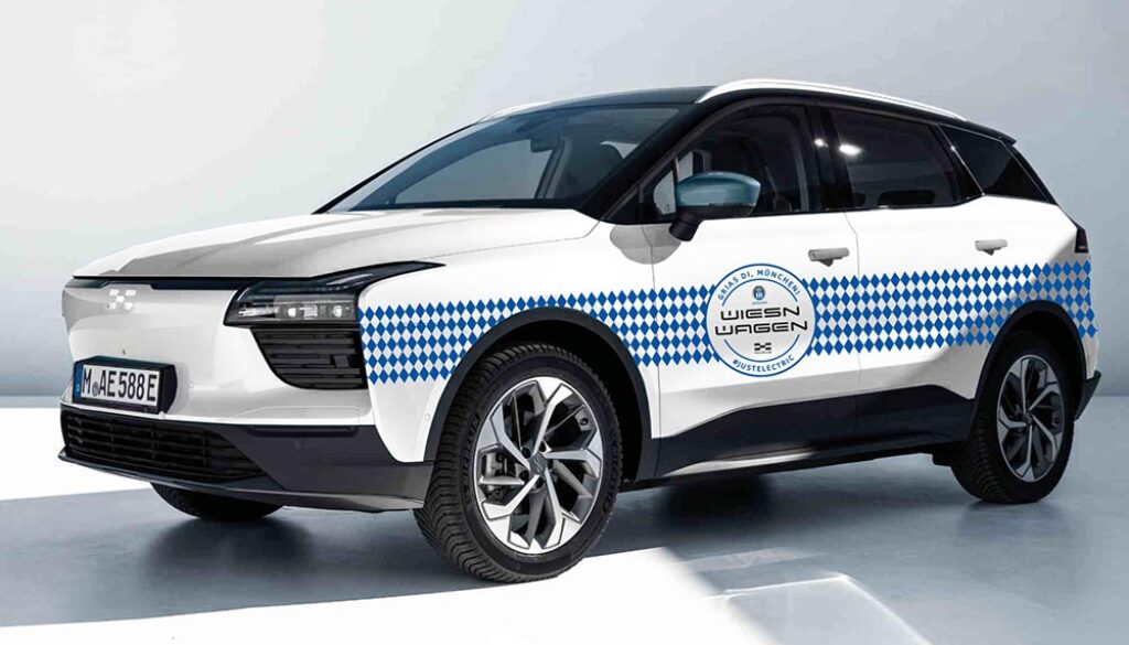 Der chinesische Autobauer Aiways zeigt während des Oktoberfests in München ein weiß-blau foliertes Einzelstück seines batterieelektrischen SUV U5