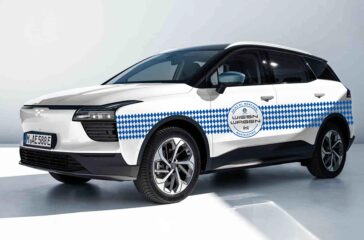 Der chinesische Autobauer Aiways zeigt während des Oktoberfests in München ein weiß-blau foliertes Einzelstück seines batterieelektrischen SUV U5