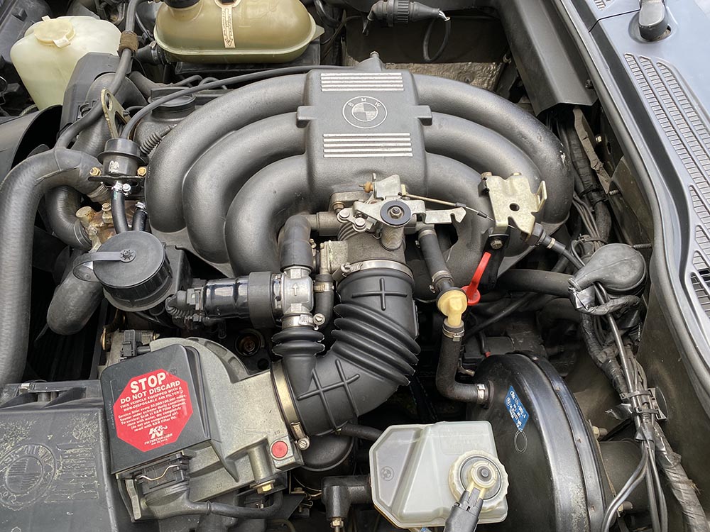 Der Sechszylinder kommDas Triebwerk im Alpina zeigt sich freizügiger dem interessierten Betrachter.t auf 408 PS.