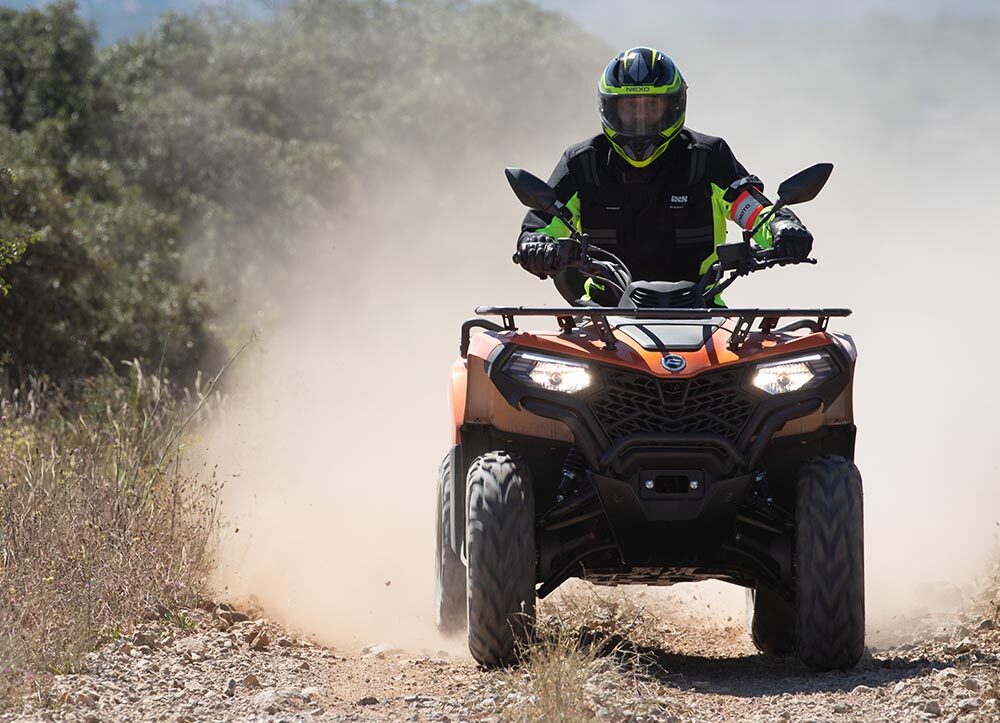 Die einsitzige 450 ist mit einem 400 Kubikzentimeter kleinen, flüssigkeitsgekühlten Einzylindermotor absolut ausreichend motorisiert