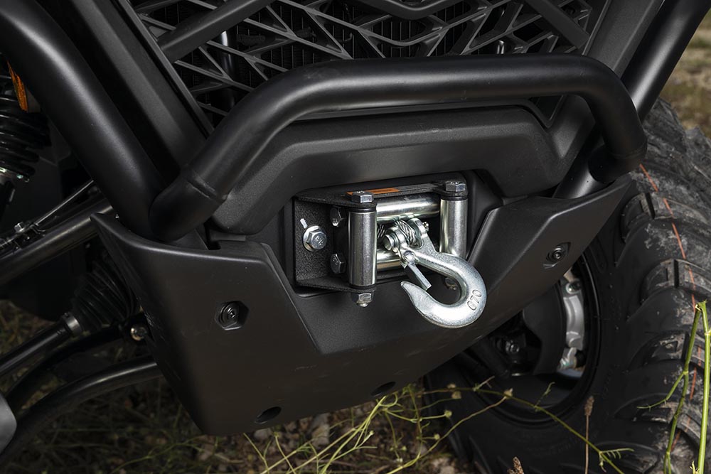 Breite Anwendungsbereiche erschließen sich erst mit der 520er: Sie weist serienmäßig eine fernsteuerbare Seilwinde, Handschützer und auch das hochwertige Ridevision-LED-Licht auf.