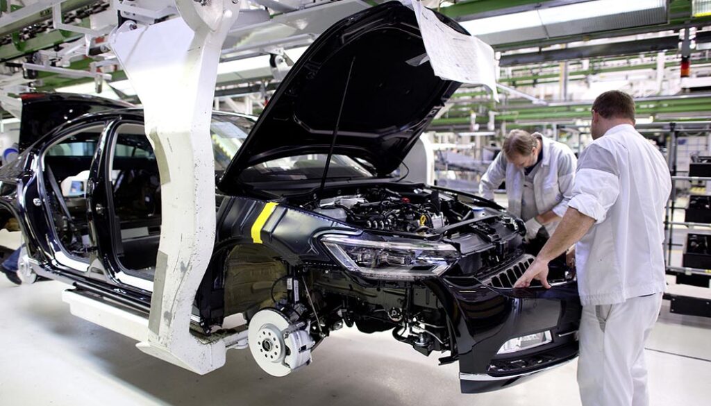 Volkswagen Passat produktion: The Passat gets its face: Assembling the front end