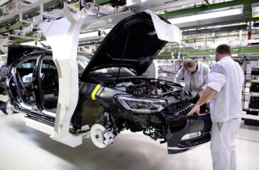 Volkswagen Passat produktion: The Passat gets its face: Assembling the front end