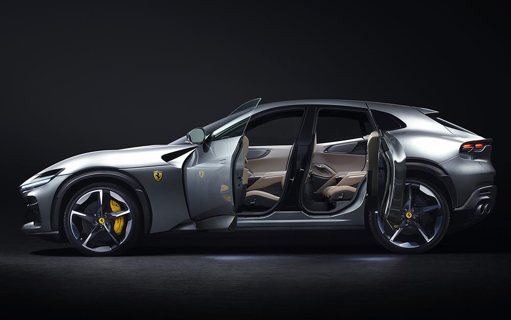 Sehr speziell sind die hinten angeschlagenen und damit entgegen der Fahrtrichtung öffnenden Fondtüren.