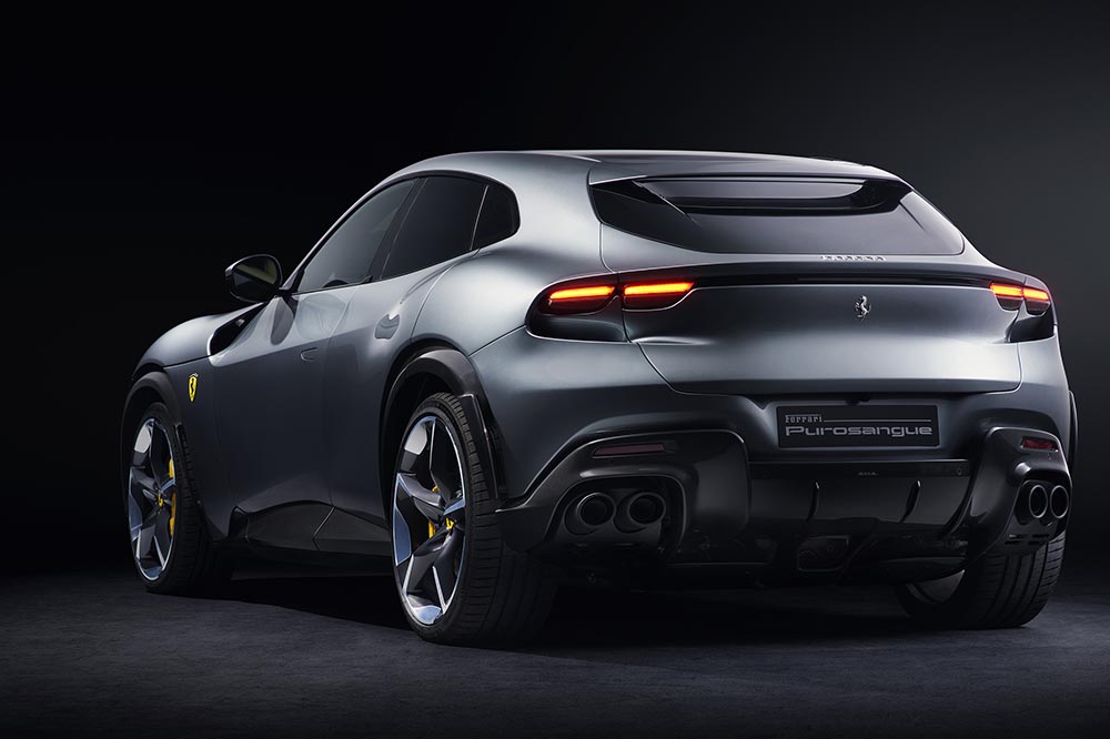 Kleine Rückleuchten und große Endohre der Auspuffanlage prägen die Heckansicht.