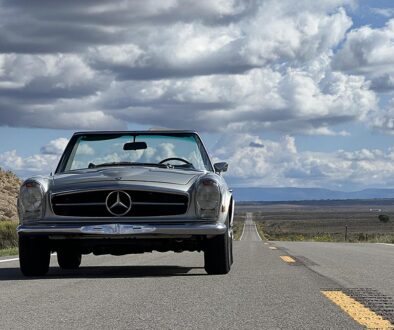 Der Mercedes SL 280 aus dem Jahr 1968 ist mit seinen 54 Jahren eigentlich zu jung ist für diese Sause