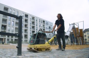 Die Auftragsabwicklung vor Ort erfordert oft, dass Mitarbeiter eine Reihe von Werkzeugen oder Maschinen benötigen. Werden diese jedoch vor Fahrtantritt vergessen, kann dies Mehraufwand und auch erhöhte Kosten bedeuten. Tatsächlich schätzen Experten die jährliche Mehrbelastung für Unternehmen in diesen Fällen auf 450 Euro – pro Fahrzeug. Je nach Größe der Flotte können somit mehrere tausend Euro zusammenkommen. Ford-Ingenieure am Research and Innovation Center in Aachen haben jüngst ein Pilotprojekt für Ford Pro abgeschlossen, das es Unternehmen ermöglichen könnte, den Standort ihrer Werkzeuge und Maschinen mithilfe von Bluetooth-Konnektivität und GPS-Ortung jederzeit zu überwachen. Das System verwendet robuste Ortungsgeräte, die in den Werkzeugkisten oder an den Maschinen platziert werden, um eine Verbindung zum Firmenfahrzeug sowie zu einem zentralen Server herzustellen. Foto: Ford