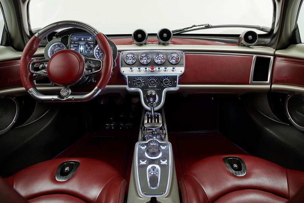  Klassisch und modern zugleich: das edle Cockpit des Pagani Utopia.