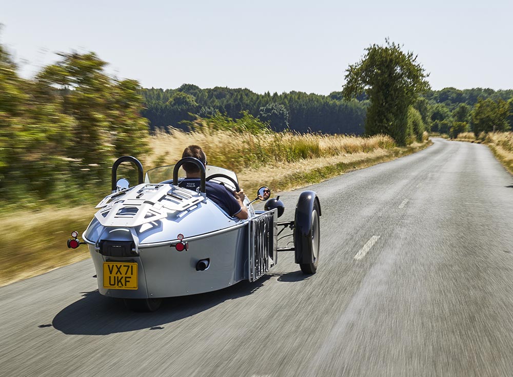 Der Morgan Super 3 beweist auf jeder Meile, dass Geschwindigkeit relativ ist und dass ein kleiner Motor selbst mit nur 150 Nm ganz groß rauskommt, wenn das Auto gerade mal 635 Kilo wiegt.