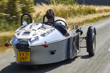 Der Morgan Super 3 beweist auf jeder Meile, dass Geschwindigkeit relativ ist und dass ein kleiner Motor selbst mit nur 150 Nm ganz groß rauskommt, wenn das Auto gerade mal 635 Kilo wiegt