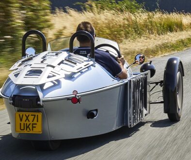 Der Morgan Super 3 beweist auf jeder Meile, dass Geschwindigkeit relativ ist und dass ein kleiner Motor selbst mit nur 150 Nm ganz groß rauskommt, wenn das Auto gerade mal 635 Kilo wiegt