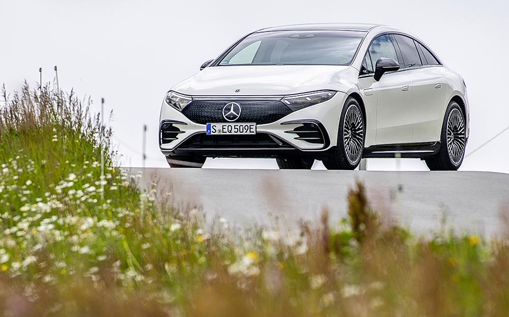 In der Version 580 verfügt der mit 5,22 Metern opulent lange Viertürer über zwei Elektromotoren mit zusammen 385 kW/523 PS Leistung.