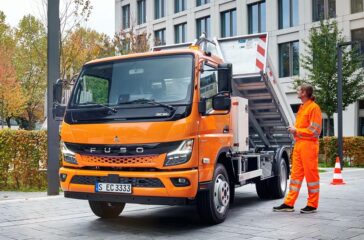 Robust, effizient und batterieelektrisch: Daimler Truck-Tochter FUSO präsentiert auf der bauma 2022 den Next Generation eCanter mit Abrollkipper für die Baubranche Robust, efficient and battery-electric: Daimler Truck subsidiary FUSO presents the Next Generation eCanter with roll-off tipper for the construction industry at bauma 2022