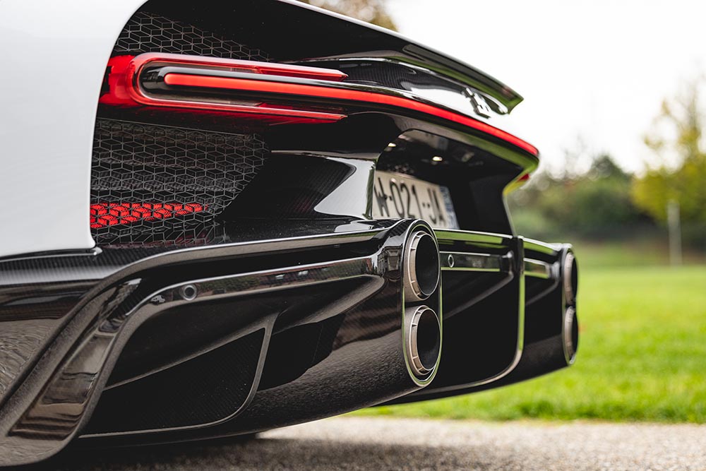 Vier dicke Endrohre, ausgeklügelter Diffusor: eine Heckpartie wie ein Kunstwerk.