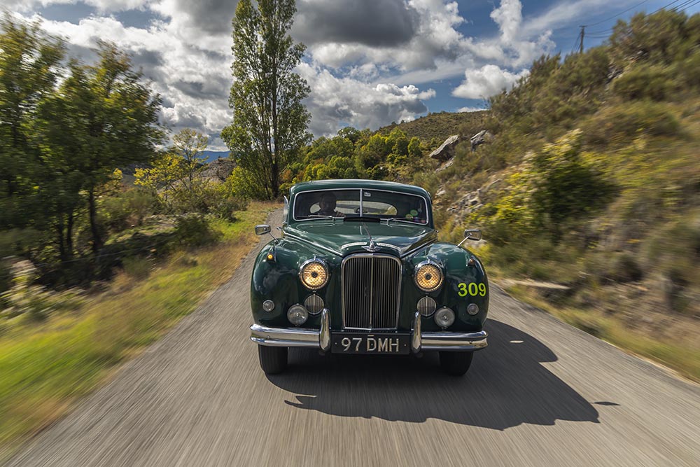 Außerdem wurde in diesem Fahrzeug mehrfach die Mille Miglia absolviert. Unter anderen am Steuer: kein geringerer als der legendäre Rennfahrer Sir Stirling Moss.