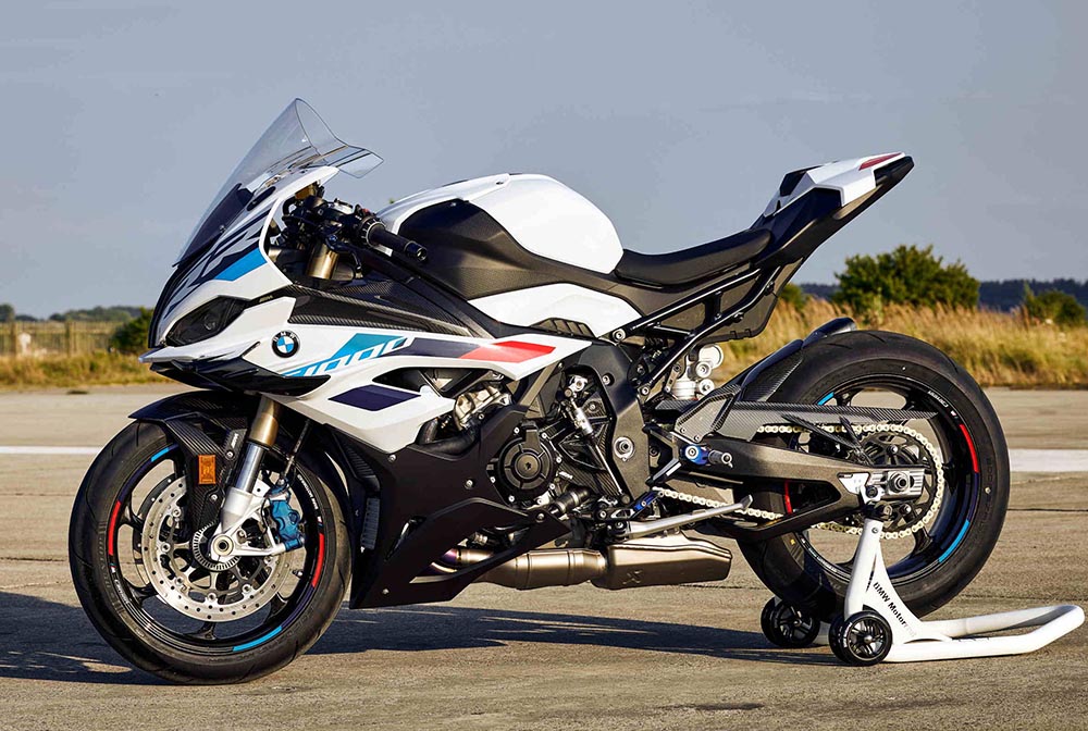 Die für den Rennstreckeneinsatz nötigen Umbauten können Fahrer der BMW S 1000 RR künftig einfacher erledigen.