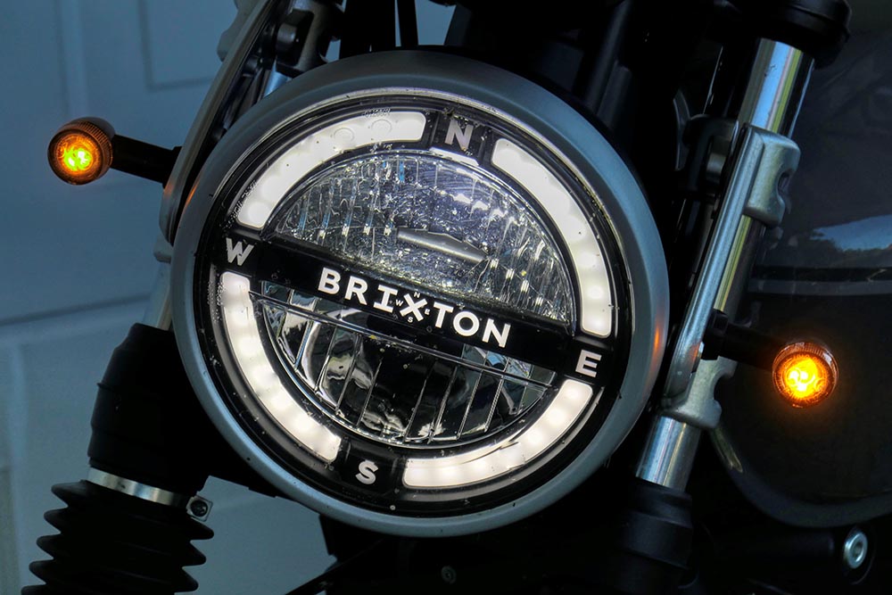 Die Brixton Cromwell 1200 ist ansehnlich, mit kleinen LED-Blinkern, hübsch gestaltetem Rücklicht, einem an einen Kompass erinnernden LED-Rundscheinwerfer mit witzigem Tagfahrlicht und reichlich Stahlblech.