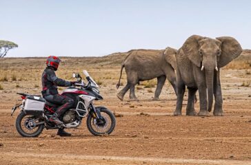 Das Fahrwerk mit größerer Offroad-Kompetenz sowie die dank 30 Liter-Tank vergrößerte Reichweite sollen vor allem Abenteuerreisende begeistern