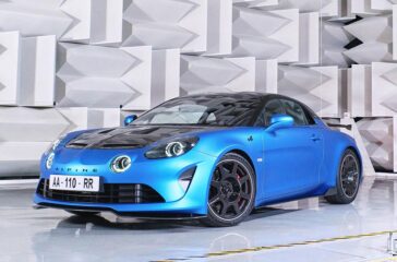 Die Alpine A110 gibt es nun auch in einer R-Version. Allerdings sind nur 100 Exemplare geplant