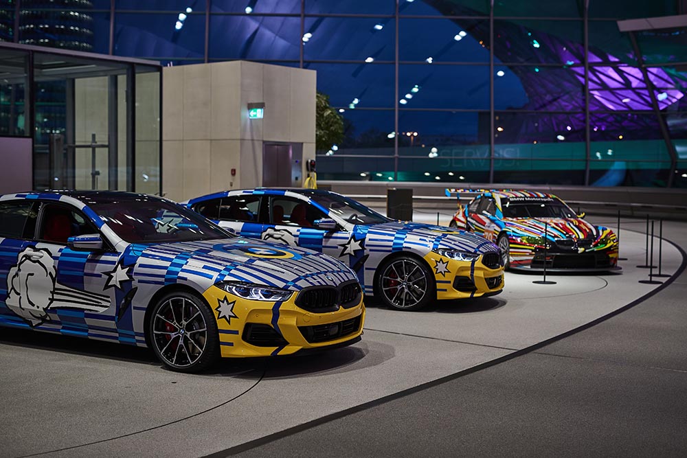 In einer Auflage von 90 Exemplaren produziert BMW mit Jeff Koons künstlerisch gestaltete Fahrzeuge „The 8X Jeff Koons“ als mobile Kunstwerke.