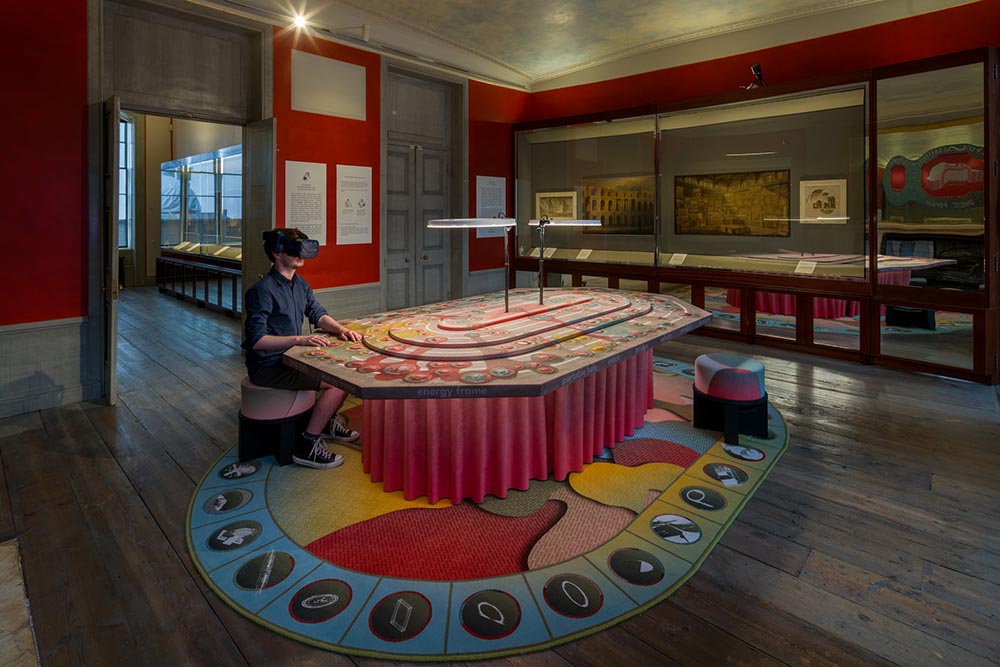 Alcantara, italienischer Hersteller feiner Interieurmaterialien, kleidet deshalb nicht nur Hypercars wie den Czinger 21C aus, sondern organisiert gleich interaktive Kunstausstellungen wie The Portal Galleries in London.