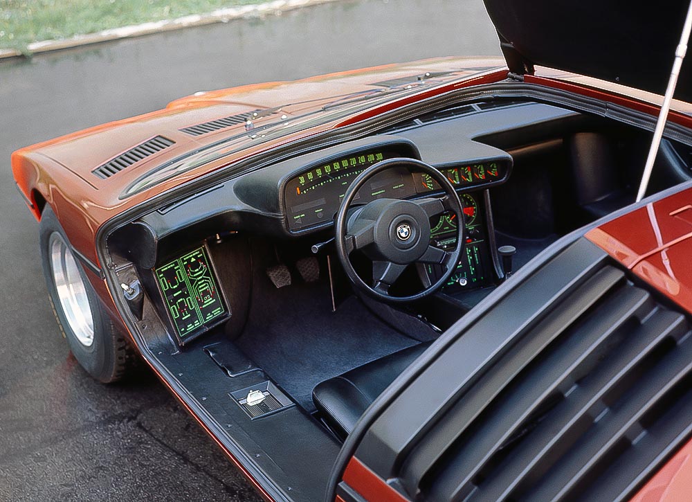 Eine Art frühe elektronische BMW-Check-Control mit Bremsbelag-Verschleißlampen, Beleuchtungskontrolle über Lichtleitfasern und Beobachtung der Fahrzeug-Flüssigkeiten in Motor und Kühlung war an Bord.