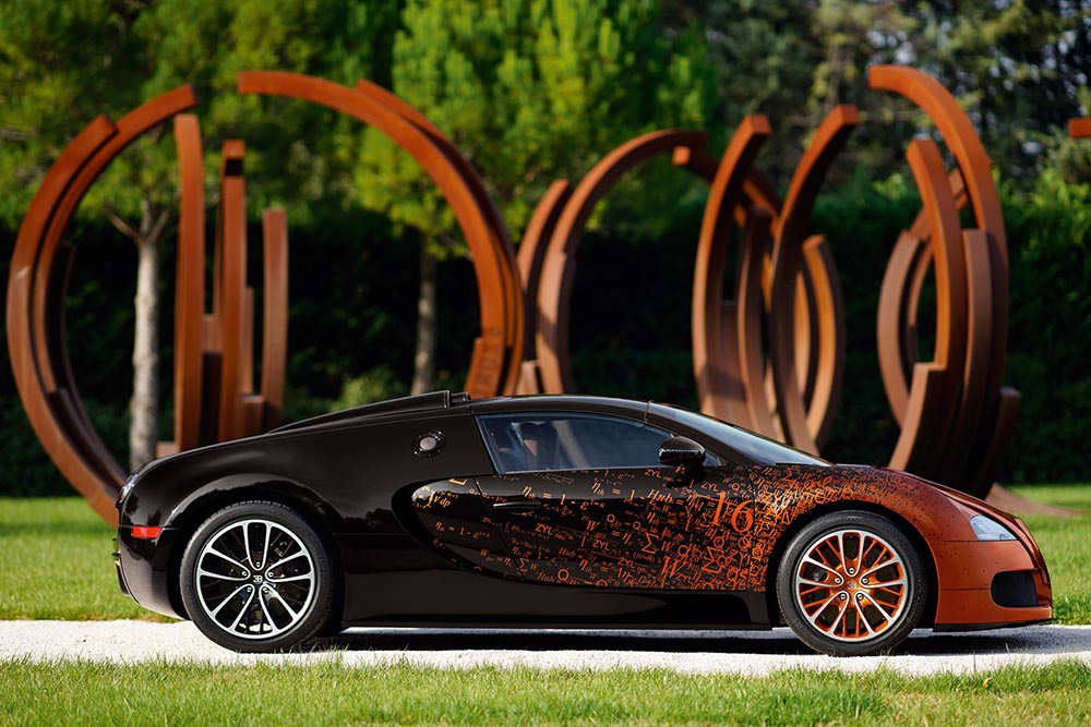 Der französische Künstler Bernar Venet gestaltete 2012 einen Bugatti Veyron Grand Sport orange, der während der Art Basel Miami Beach präsentiert wird als schnellstes automobiles Kunstwerk der Welt.