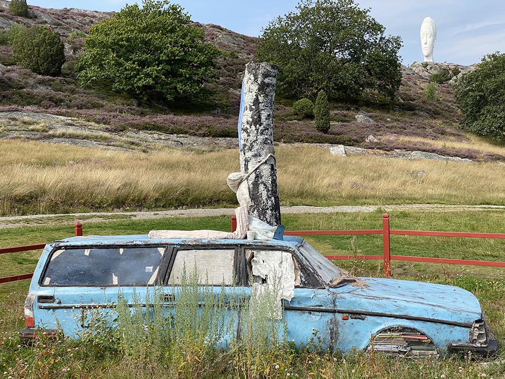 Der Pilane-Skulpturenpark /Schweden installiert 2020 einen mit Beton ausgegossenen Volvo 240 Kombi als Monument, um zu Diskussionen über die Automobilität und die Verkehrswende anzuregen.