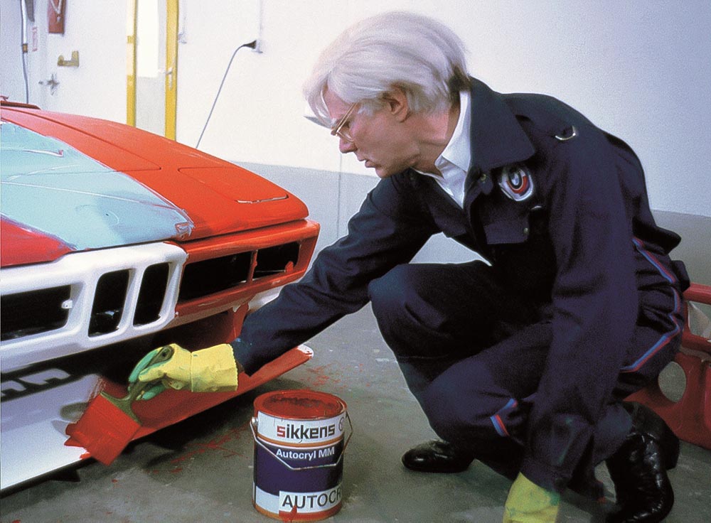 1979: Andy Warhol gestaltet einen BMW M1 als Art Car.