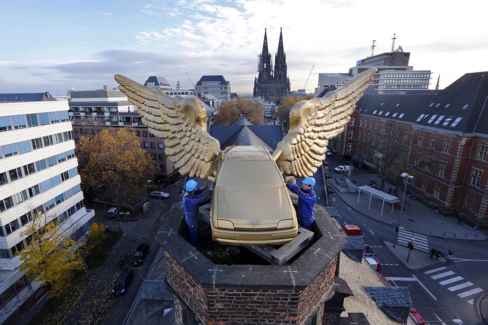1991 kreierte der Kölner Aktionskünstler HA Schult den „Goldenen Vogel“ mit goldfarben lackierten Flügeln, einen Ford Fiesta mit Flügeln.