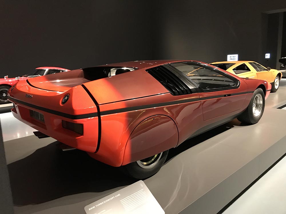 Der BMW Turbo vor Mercedes-Benz C111 in der Kunstausstellung "PS: Ich liebe dich!" im Duesseldorfer Kunstpalast.