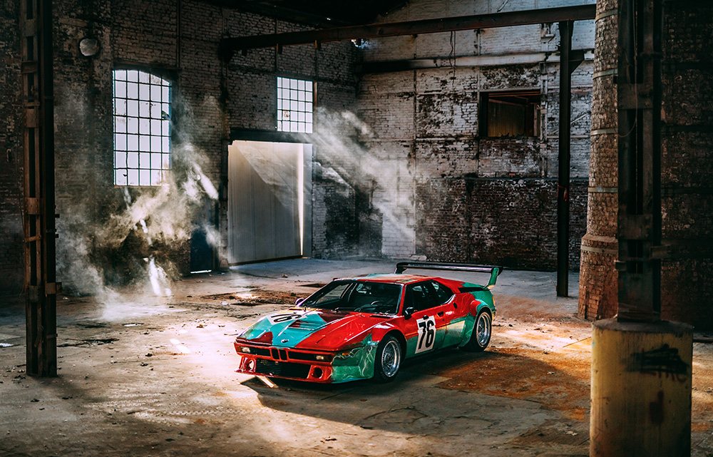Ich liebe dieses Auto. Es ist besser gelungen als das Kunstwerk“, befindet Andy Warhol, nachdem er den BMW M1 mit schwungvollen Pinselstrichen und in weniger als einer halben Stunde in das vierte Exemplar der BMW Art Car Collection verwandelt hat.