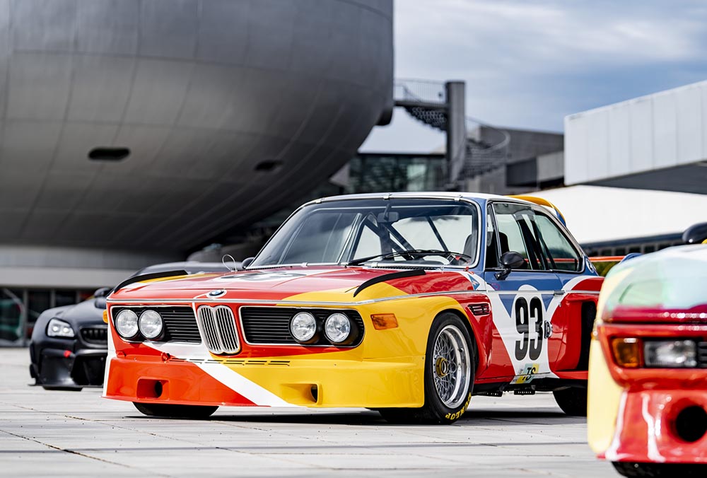 Alex Calder (1975, BMW 3.0 CSL), Frank Stella (1976, BMW 3.0 CSL), Andy Warhol (1979, BMW M1), David Hockney (1995, BMW 850i) oder Jeff Koons (2010, BMW M3 GT2 und 2022, „The 8X“) begründeten die Serie der BMW Art Cars, die bis heute fortgesetzt wird.