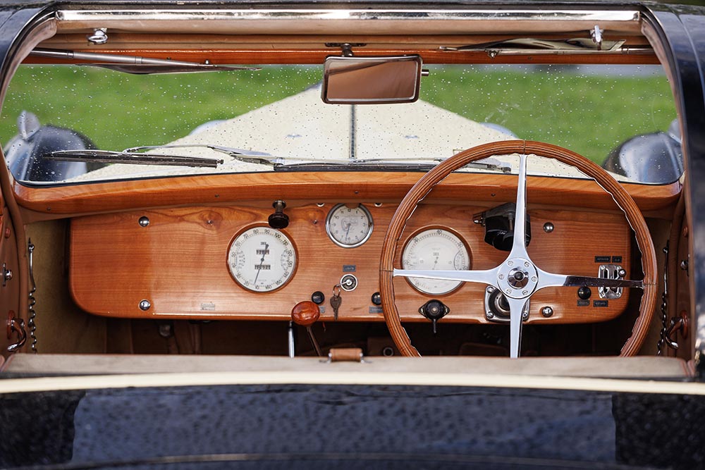 Im Cockpit des 1936 Bugatti 57 Atalante.