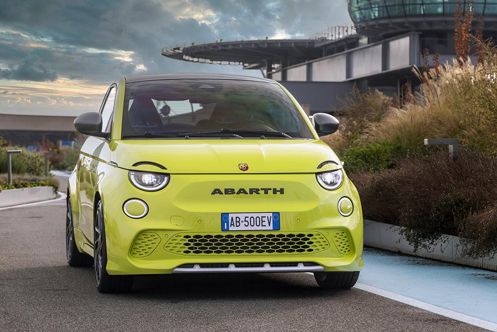 Zudem fällt die geschlossene Frontpartie und der stolze Abarth-Schriftzug unter der Fuge der Motorhaube ins Auge, die das obere Viertel der kreisrunden Scheinwerferaugen durchschneidet.