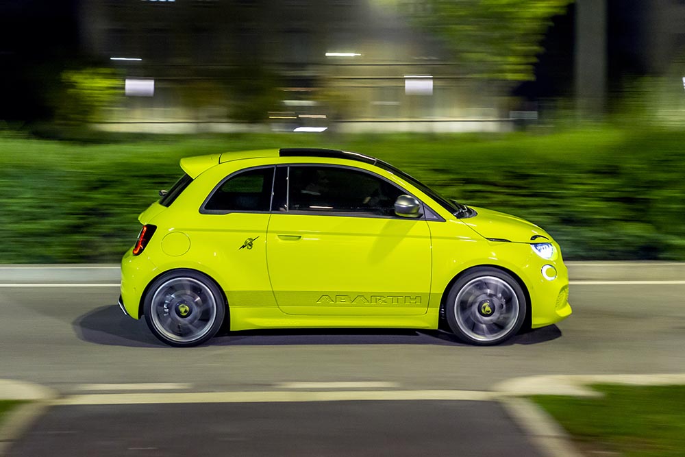 Nach gut 7 Sekunden erreicht der Elektro-Abarth die 100er-Marke.