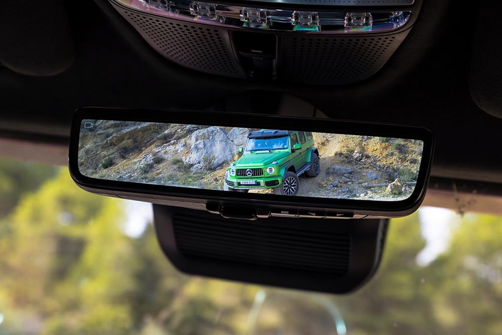 Neu ist der Innenspiegel, der Monitor statt Spiegel ist. Er zeigt ein gestochen scharfes, farbiges Kamerabild des Geschehens hinter dem Auto.
