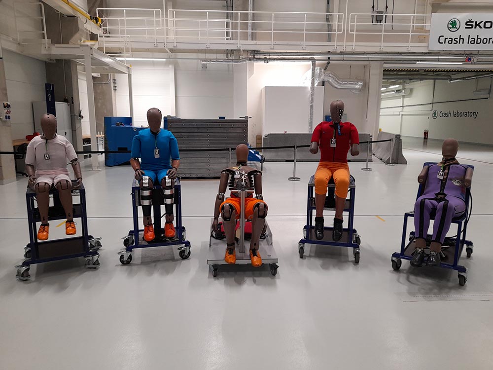 Warten auf den nächsten Einsatz: Fünf der insgesamt 13 Crashtest-Dummies von Skoda.