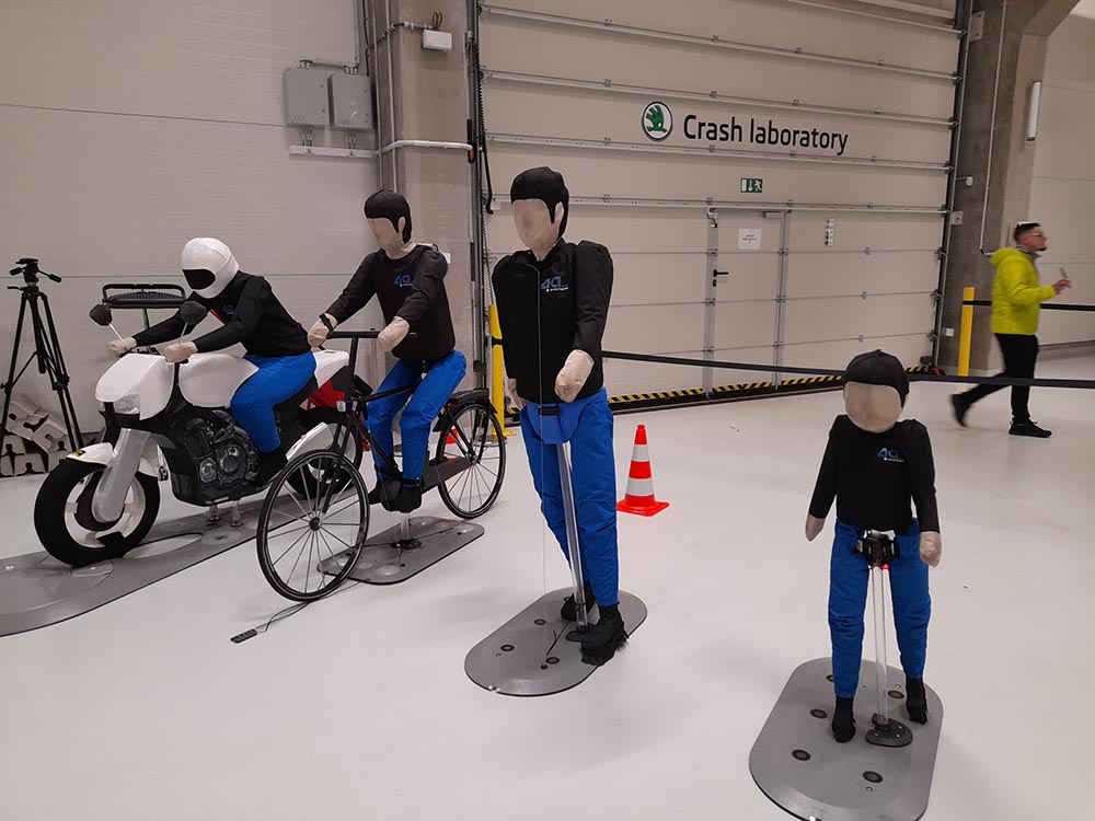 Besonders empfindlich: Diese Puppen simulieren Fußgänger, Rad-und Motorradfahrer.