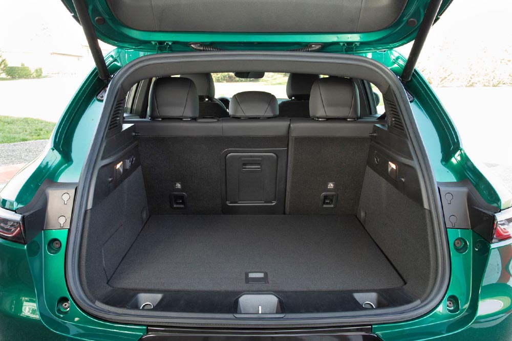 Da die Batterie nun mal Platz beansprucht, müssen Tonale-Kunden auf mehr als 100 Liter Stauraum verzichten. 385 Liter bleiben hinter den Rücksitzen für Gepäck.