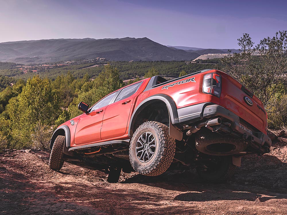 Der Raptor kann unter anderem per Geländewagen-Tempomat mit maximaler Achsverschränkung über Pfade kriechen, die man selbst zu Fuß nur mühevoll absolvieren würde.