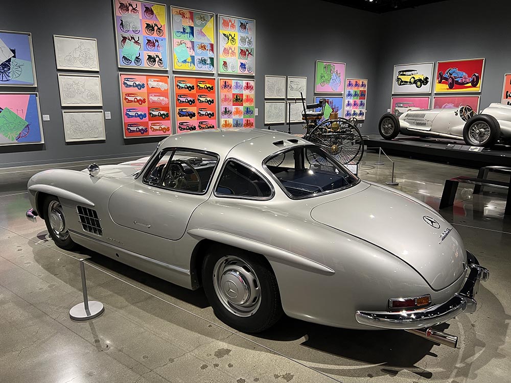 “Cars” war eine der letzten zusammenhängenden Arbeiten von Andy Warhol vor seinem Tod im Februar 1987.