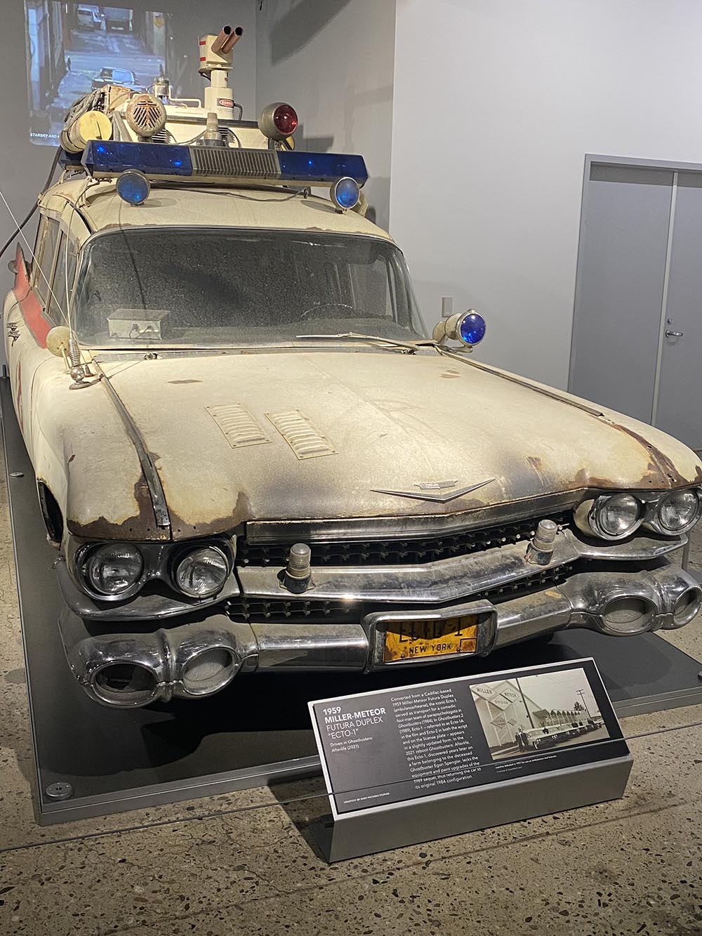 Auch der fahrbare Untersatz der Ghostbusters ist zu sehen.