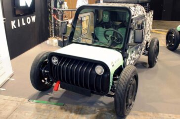 Das elektrische Minimobil kann mit Windschutzscheibe, Türen und Dach bestellt werden