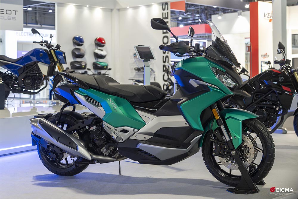 Peugeot Motorcycles bringt Anfang 2023 mit dem XP 400 einen sportlichen Roller mit Offroad-Allüren auf den Markt.