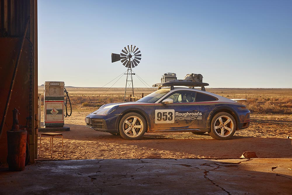Bringt Porsche neues 911-Derivat, sind diese meist tiefer gelegt. Ganz anders hingegen der 911 Dakar, der sich bis zu 8 Zentimeter über das Sportfahrwerk-Niveau seiner Baureihen-Brüder erhebt. 